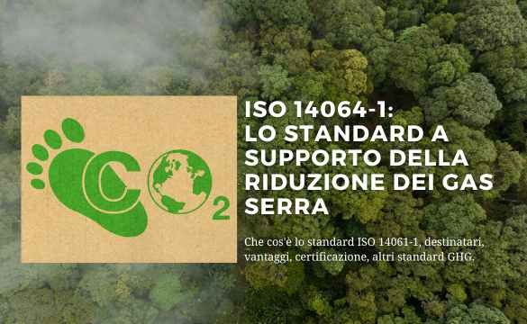 ISO 14064-1 nella copertina dell'articolo con titolo e sfondo boschivo con impronta Co2 stilizzata