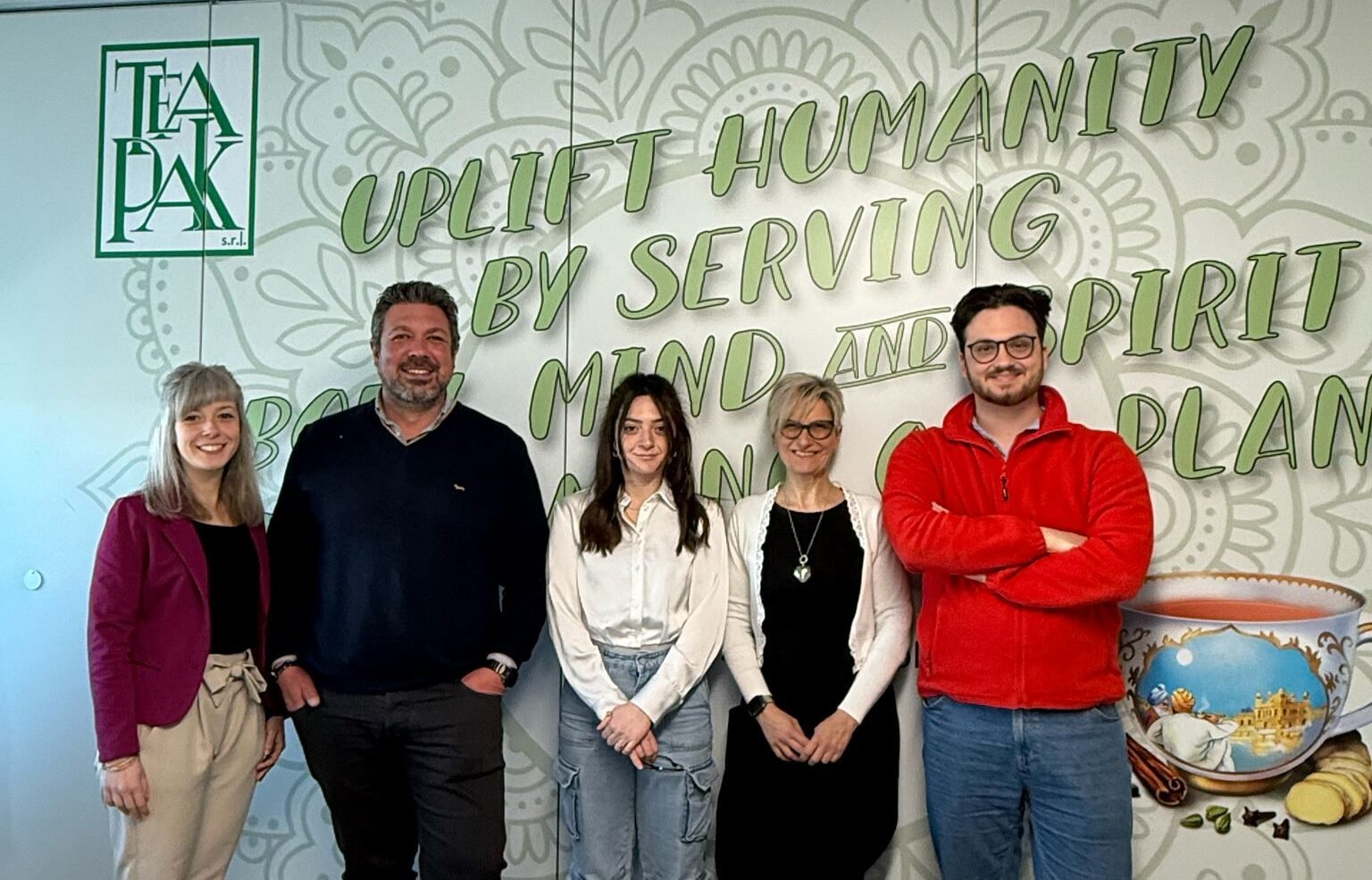 Audit ISO 45003 in TeaPak: dipendenti e auditor uniti per il benessere organizzativo Dipendenti TeaPak insieme alla Lead Auditor Michela Arezzini durante l’audit ISO 45003, in sala riunioni con sfondo brandizzato dell’azienda