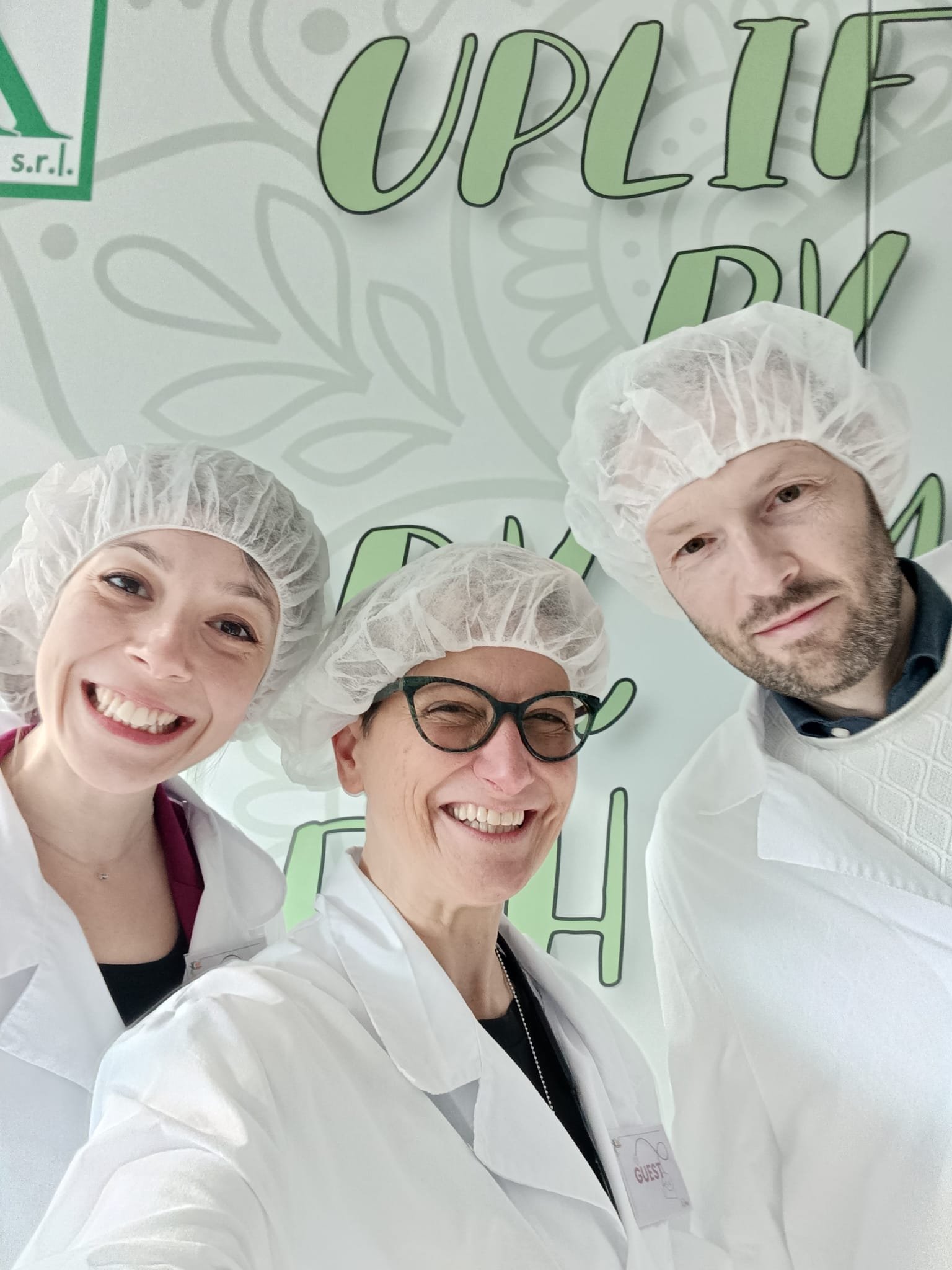 Audit operativo ISO 45003 in TeaPak: attenzione concreta alla salute e sicurezza sul lavoro Michela Arezzini, Diego Rocci e un dipendente TeaPak con camice e cuffie protettive durante l’audit ISO 45003 negli spazi produttivi dell’azienda