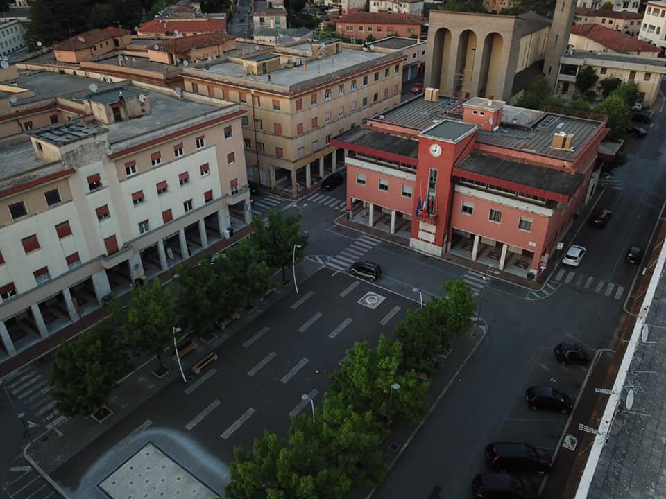 Comune-Colleferro-ISO9001-Sede-Uffici.jpg Veduta aerea del Municipio di Colleferro e della piazza, sede dell'Ente che ha ottenuto la Certificazione ISO 9001 per il Sistema di Gestione Qualità.