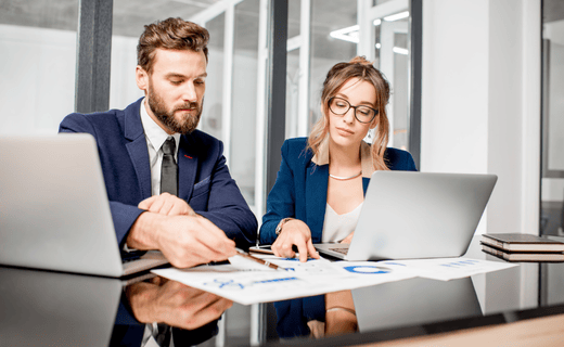 Corso Lead auditor ISO 9001 con immagine che ritrae due esperti qualità in ufficio