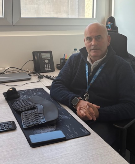 Alberto Falsone, Responsabile Ufficio Sicurezza e RSPP di Leolandia, seduto alla sua scrivania mentre illustra il percorso per la certificazione ISO 45001.